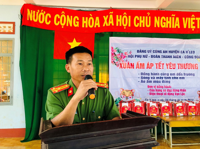 CAH Ea Hleo tham tang qua tai truong TH Ea Wy 1